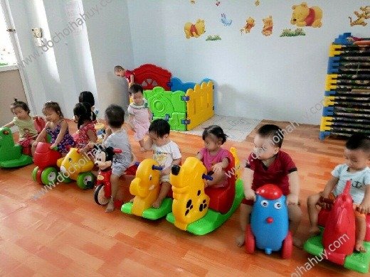 Cho bé vui chơi với sản phẩm xe chòi chân, đạp chân để rèn luyện sức khỏe