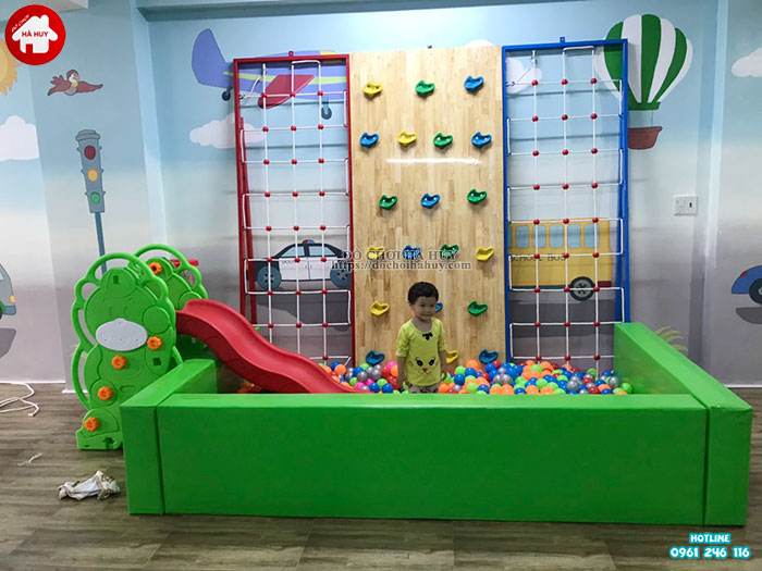 Lắp đặt bể bóng kết hợp vách leo núi cho bé mầm non ở Tp. Hưng Yên