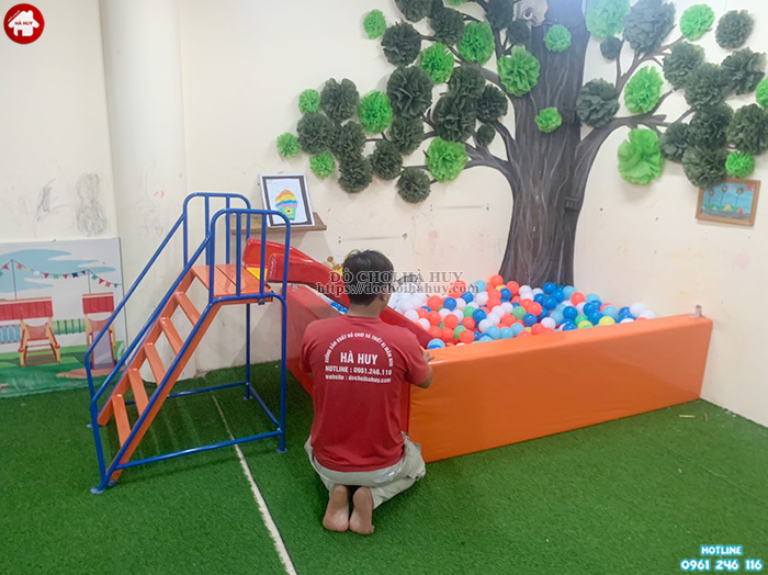 Lắp đặt bể bóng bọc da kèm cầu trượt đơn trong nhà cho trường mầm non tư thục tại Hà Nội