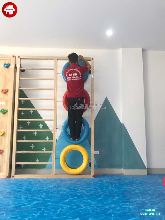 Thi công lắp vách leo núi trong nhà cho trường mầm non tư thục tại Hà Nội